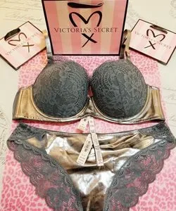 Victoria-secret-underwear-pallets-3-250x300