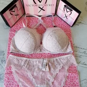 Victoria-secret-underwear-pallets-6-300x300